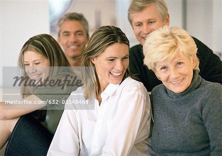 Cinq personnes groupée ensemble, souriant, gros plan, portrait