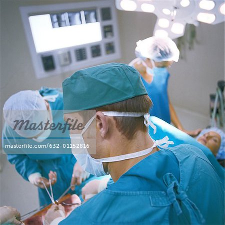 Médecins d'une opération