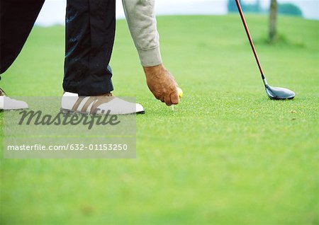 Golfspieler teeing Sie niedrig-Bereich