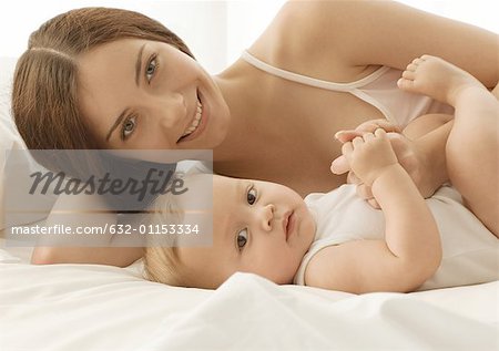 Bébé et la mère sur le lit, portrait