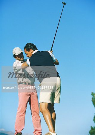 Mann unter Lehren mit Golf-Lehrer