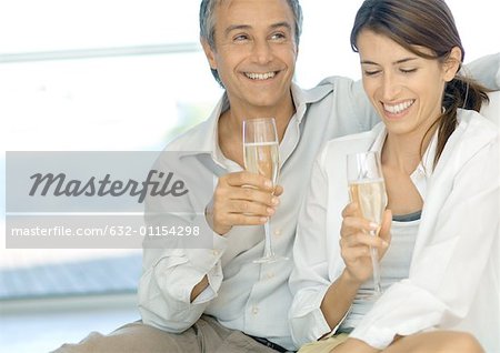 Couple d'âge mûr avec champagne