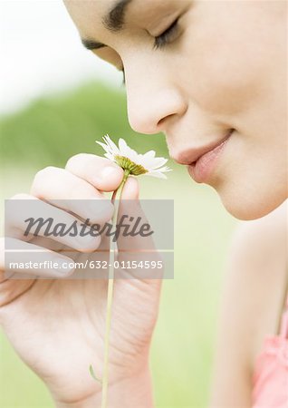Jeune femme fleur odorantes