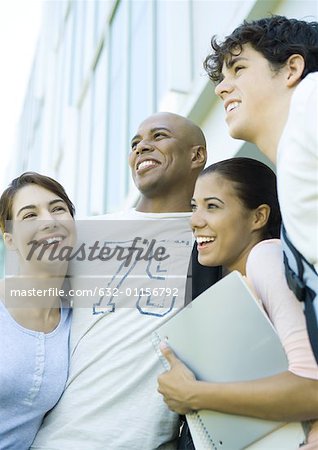 Groupe de collégiens debout rapprochés, souriant