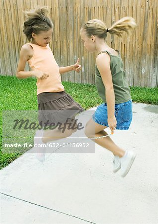 Filles ensemble corde à sauter