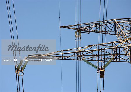 Pylône électrique, faible angle vue, vue partielle Pylône électrique, faible angle vue, vue partielle
