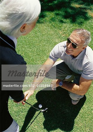 Couple d'âge mûr jouant au golf