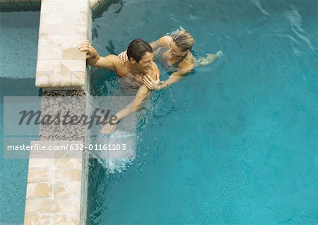 Couple dans la piscine, vue grand angle