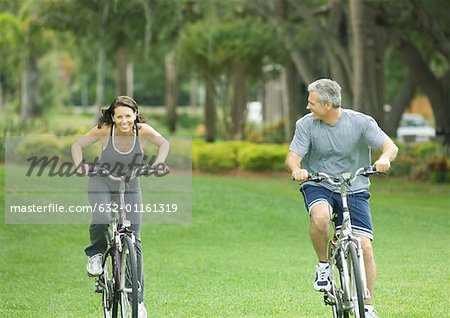 Couple d'âge mûr vélos d'équitation