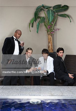 Men in Formal Wear boire des Cocktails près de la piscine