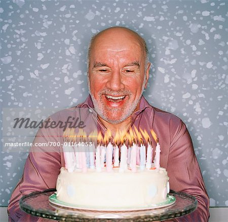 Homme avec gâteau d'anniversaire