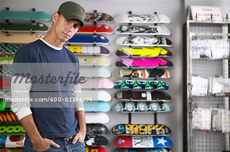 Porträt von Skateboard-Shop-Betreiber