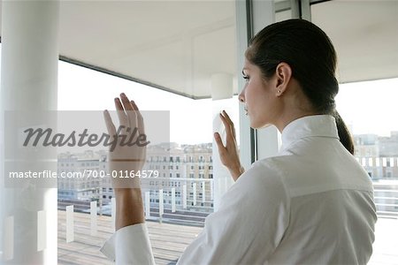 Geschäftsfrau Pressen Hände gegen Fenster