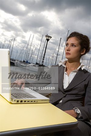 Geschäftsfrau, die mit Laptop