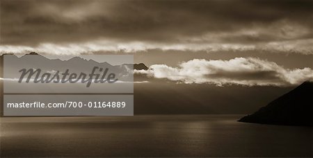 Lever du soleil sur les montagnes remarquables et le lac Wakatipu, Nouvelle-Zélande Lever du soleil sur les montagnes remarquables et le lac Wakatipu, Nouvelle-Zélande