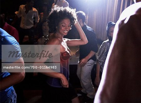 Menschen tanzen im Nightclub