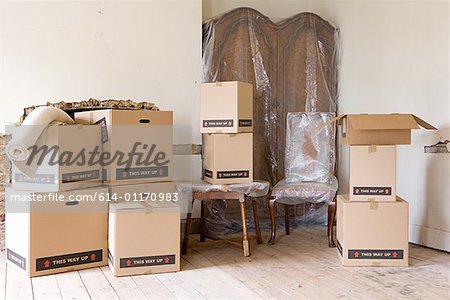 Boîtes en carton et des meubles dans la chambre