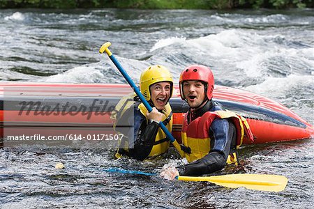 Deux personnes white water rafting