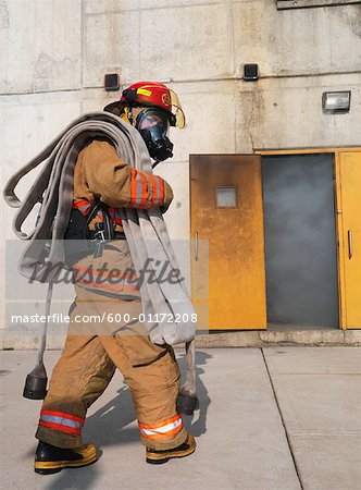 Pompier à l'extérieur du bâtiment enfumé
