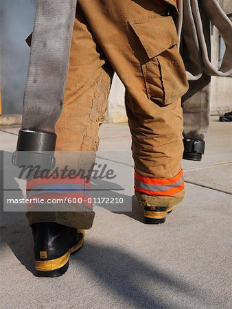 Pompier à l'extérieur du bâtiment enfumé