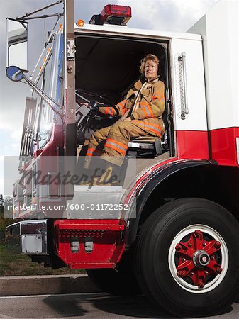 Feuerwehrmann im Feuerwehrauto