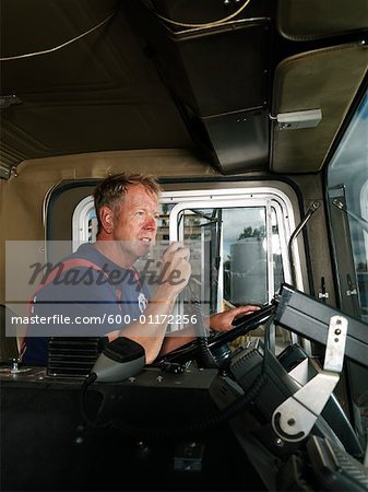 Pompier en camion de pompier