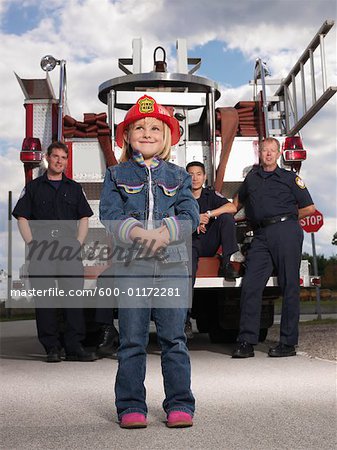 Portrait de jeune fille avec les pompiers