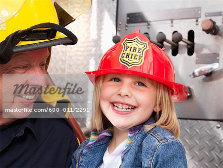 Fille et pompier de camion de pompier