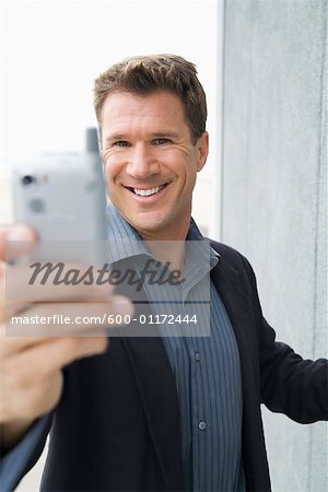 Homme d'affaires, prendre des photos avec le téléphone appareil photo