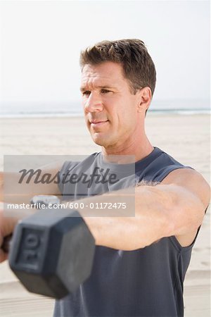 Homme exerce sur la plage