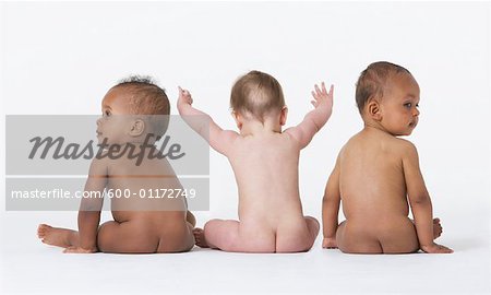 Bébé nu dans les bras Stock Photo