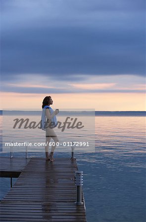 Femme sur le quai de l'eau