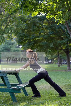 Femme qui s'étend dans le parc