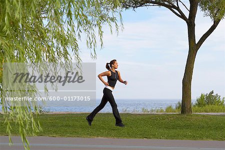 Femme en cours d'exécution dans le parc