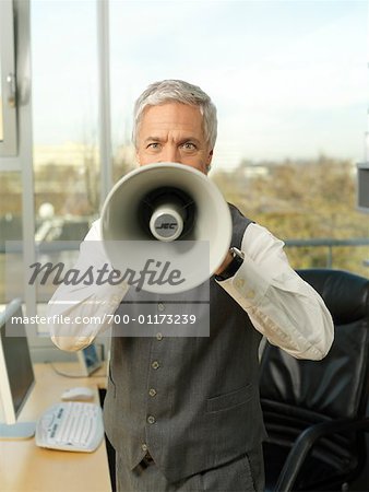 Homme d'affaires à l'aide de porte-voix