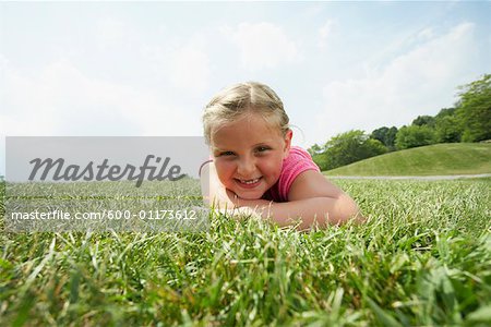 Mädchen auf dem Gras liegend