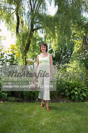 Portrait de femme au jardin
