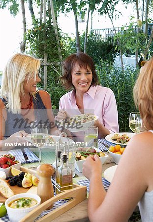 Femmes de manger en plein air
