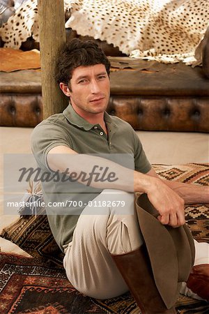 Homme sous tente Safari, Western Cape, Afrique du Sud Homme sous tente Safari, Western Cape, Afrique du Sud
