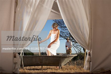 Paar mit Zelt und Badewanne, Western Cape, Südafrika