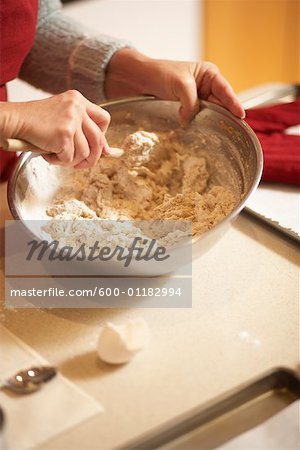 Femme remuer la pâte