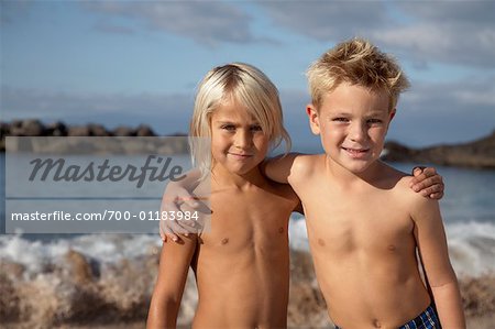 Portrat Der Jungen Am Strand Stockbilder Masterfile Lizenzpflichtiges Kunstlerverzeichnis Masterfile Bildnummer 700 01183984