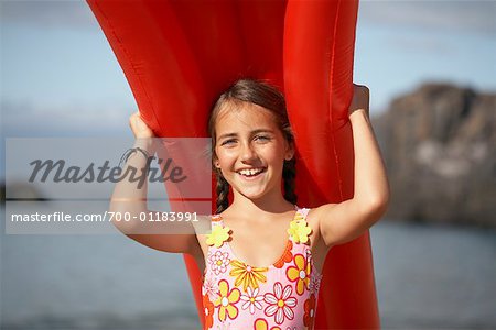 Portrait de jeune fille tenant le radeau pneumatique