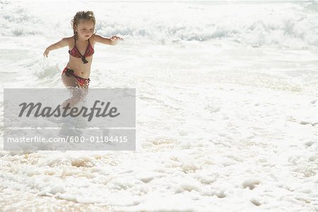 Petite fille sur la plage