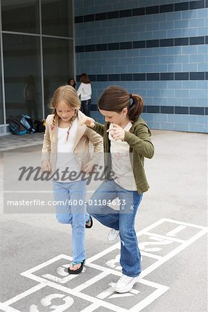 Jeunes filles jouant à la marelle