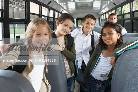 Kinder auf Schulbus