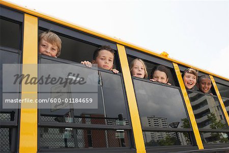 Kinder im Schulbus