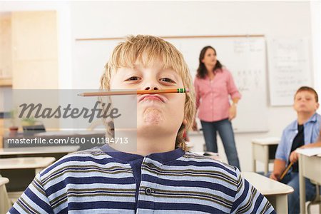 Student Goofing um im Klassenzimmer