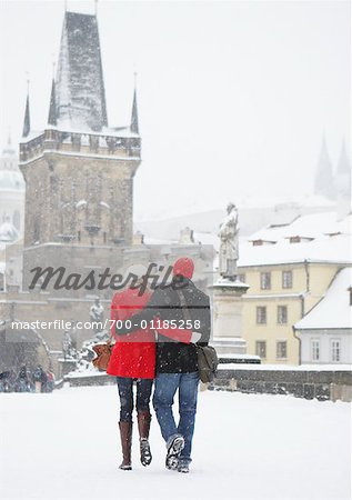 Paar Wandern im Schnee, Prag, Tschechische Republik