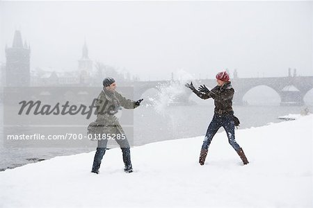 Couple ayant Snowball Fight